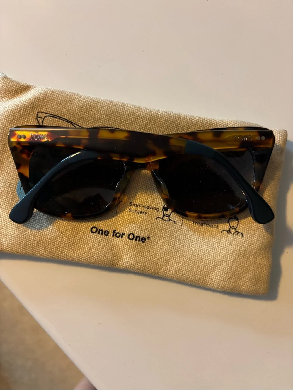 TOMS KITTY 10009594 Women's Tortoiseshell Cat Eye Sunglasses - EUC